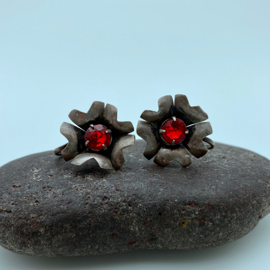 1940&#39;s Sterling Red Rhinestone Flower Screw Back Earrings (ER84)