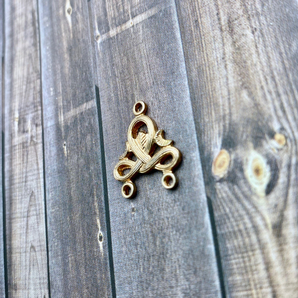 4 Vintage Brass Chandelier Earring Pendants (BP37)