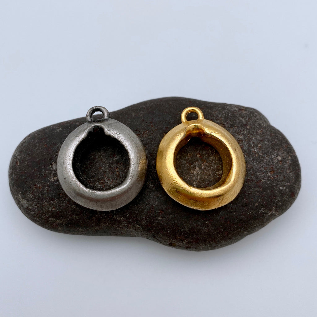 Vintage Heavy Hoop Pendant (Available In 2 Options: Gun Metal Or Gold) (MP34)