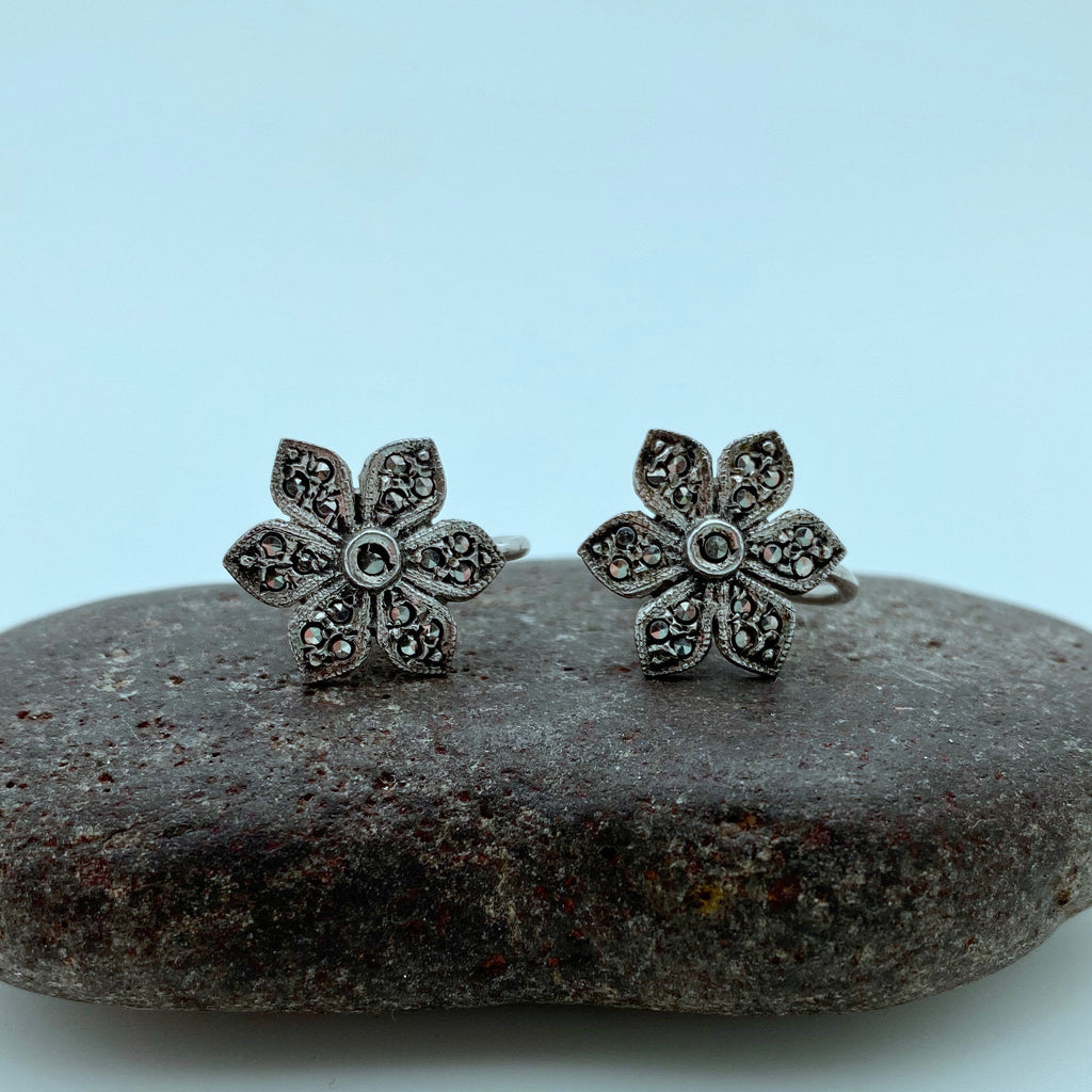 1940&#39;s Marcasite & Sterling Silver Flower Screw Back Earrings (ER38)