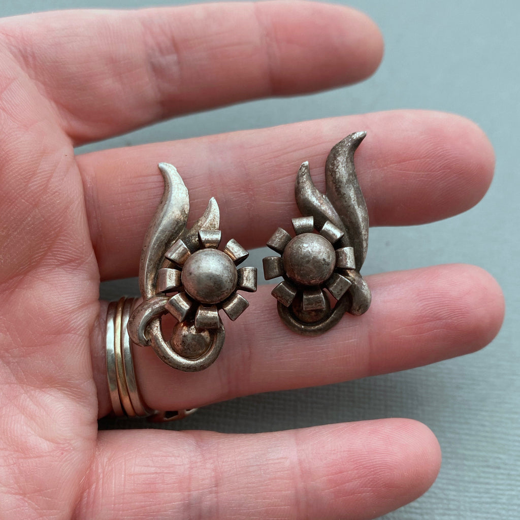 1940s Sterling Silver Flower Screw Back Earrings (ER45)
