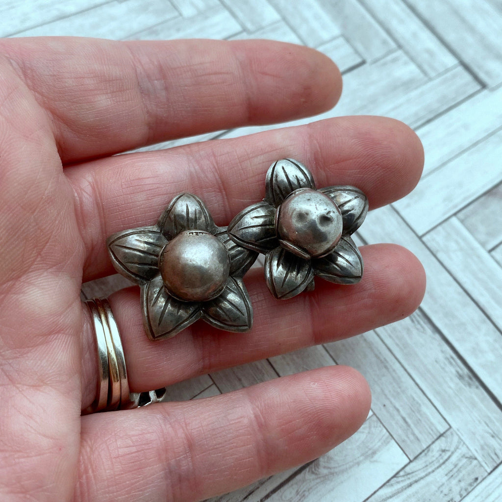 1940s Vintage Sterling Silver Flower Screw Back Earrings (ER59)
