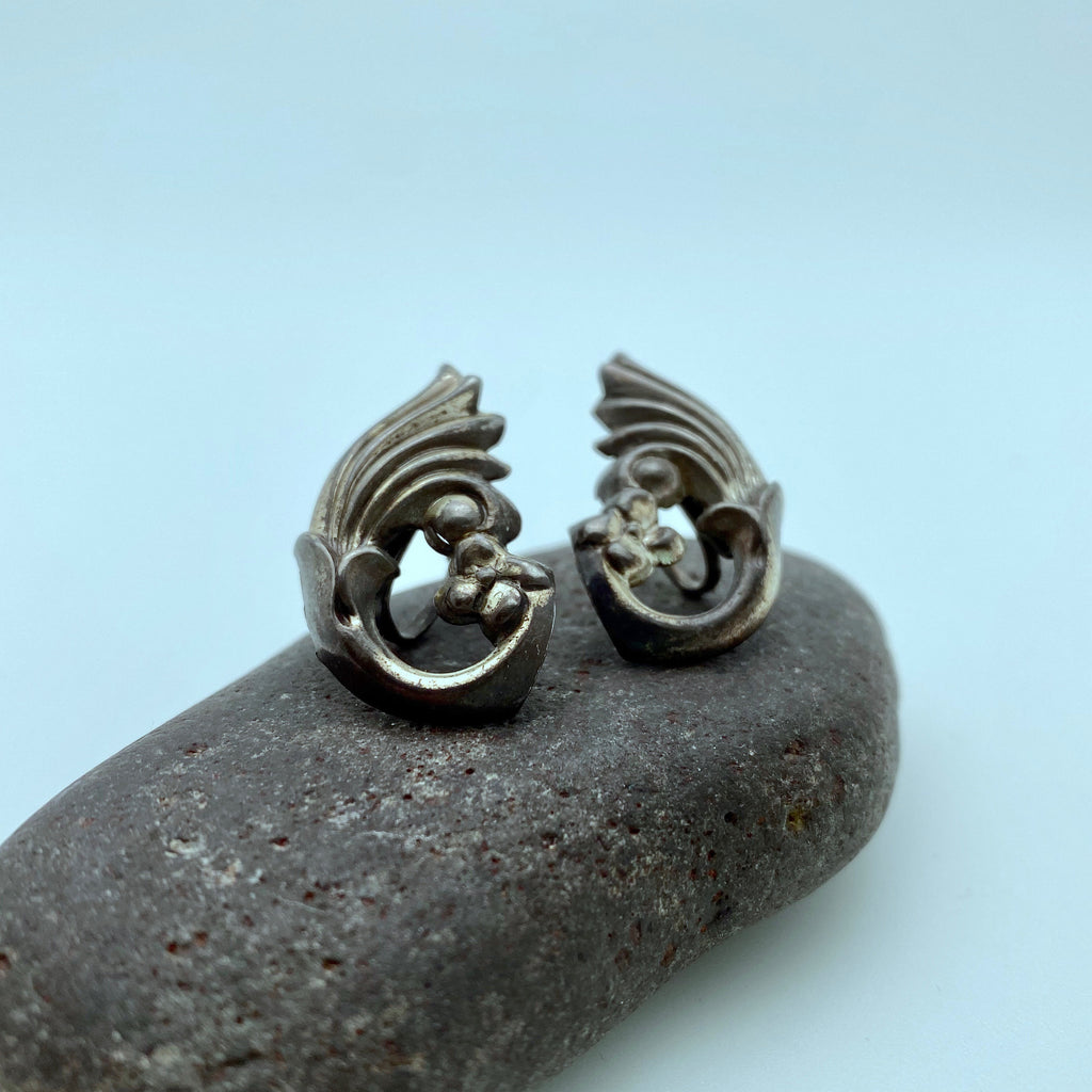 1930s Sterling Art Nouveau Screw Back Earrings (ER22)