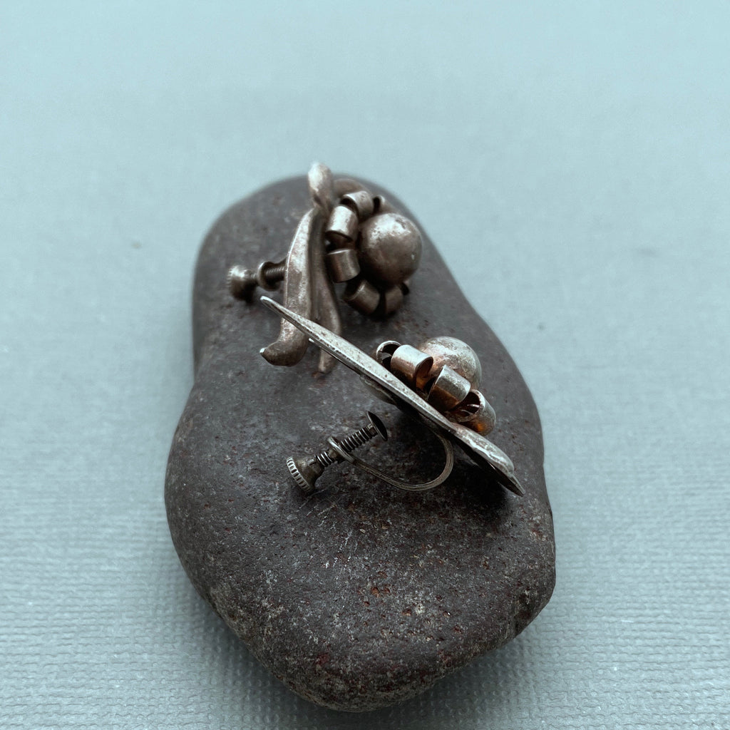 1940s Sterling Silver Flower Screw Back Earrings (ER45)