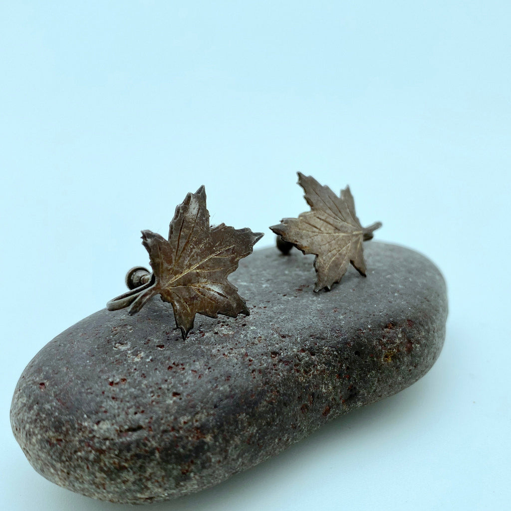 Vintage Silver Canadian Fall Maple Leaf Screw Back Earrings (ER89)